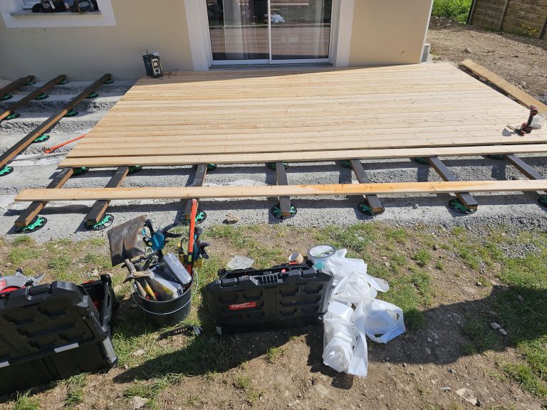 Pose des lattes en bois (terrasse)