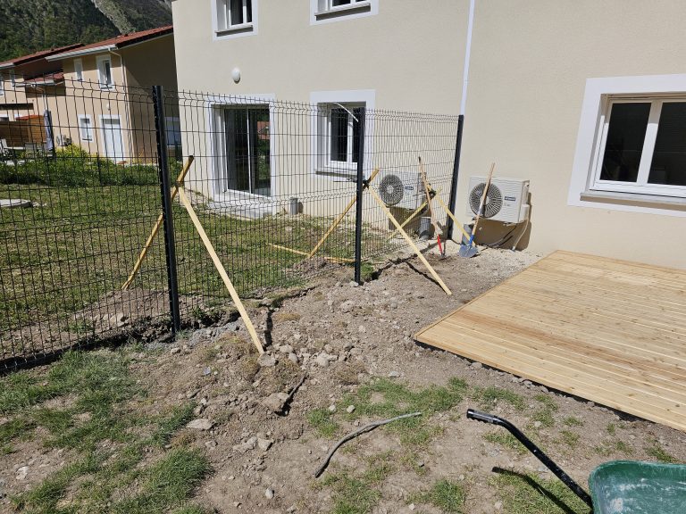 Travaux pose d'une clôture