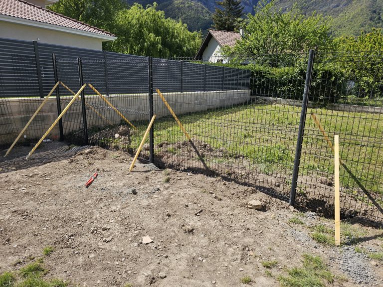Mur et grillage