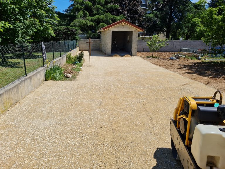 Création d'un abri de jardin et d'un chemin menant à ce dernier.